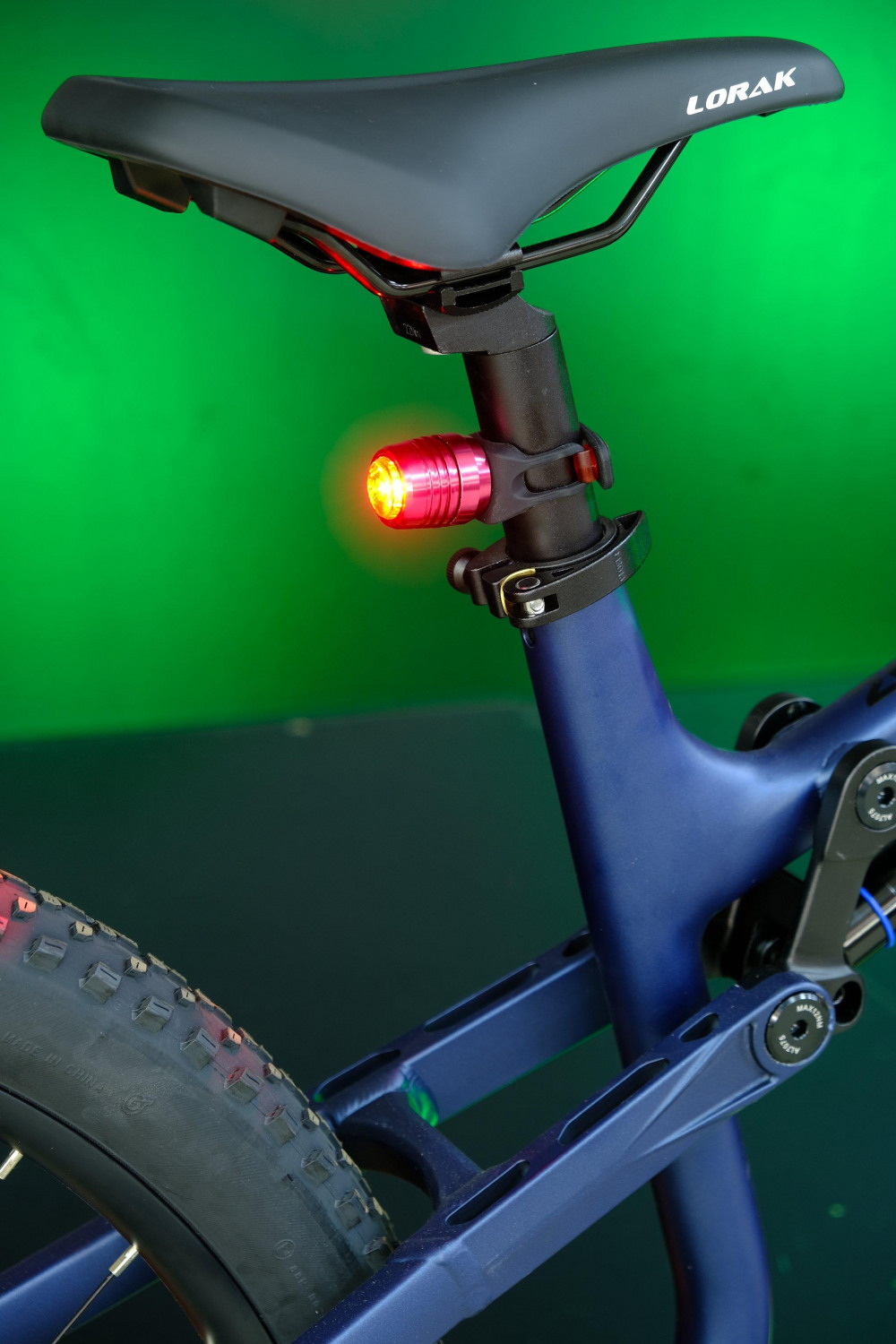 Сигнал стоп задний с USB зарядкой X-183R, код 41664